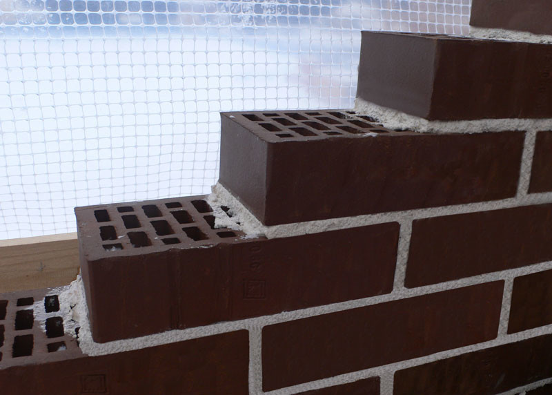 Кладка из коричневого лицевого кирпича
